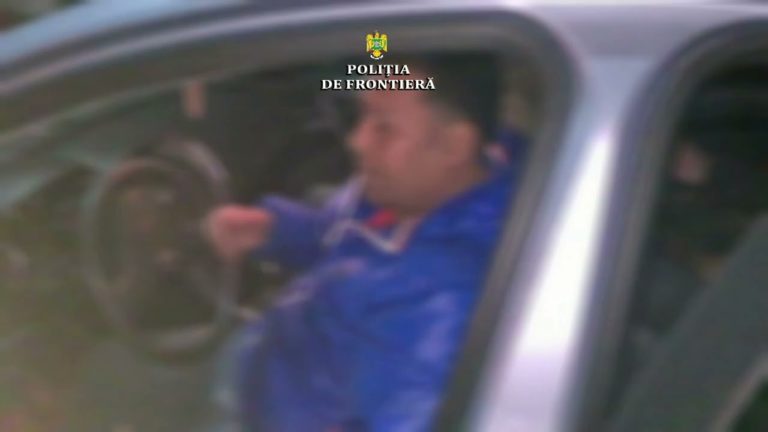 (VIDEO) Două călăuze, arestate preventiv pentru trafic de migranți