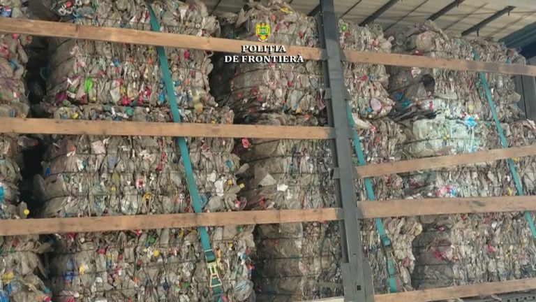 (VIDEO)TIR încărcat cu aproximativ 13 tone de deşeuri din plastic, oprit la Călăraşi