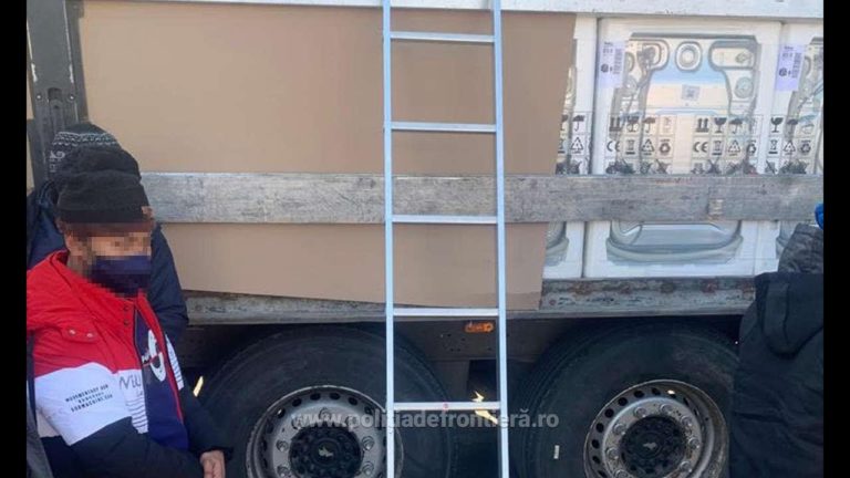 (VIDEO) 31 de cetăţeni din Bangladesh, ascunşi într-un TIR cu electrocasnice