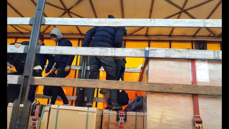 (VIDEO) 32 de cetăţeni străini ascunși în TIR-uri, depistați la Nădlac II