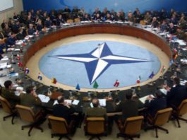 Miniştri de externe din NATO avertizează: Crearea unei zone de excludere aeriană în Ucraina implică riscuri