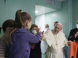 Papa Francisc strânge mâna pacienților tineri