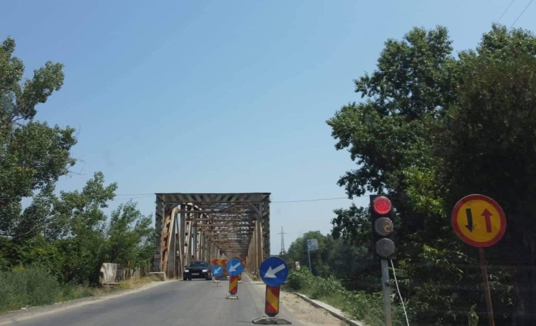 Se reiau lucrările la podul de la Bucovăţ