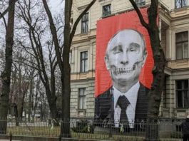 Portret hidos al lui Putin, expus pe un muzeu aflat vizavi de ambasada rusă din Riga