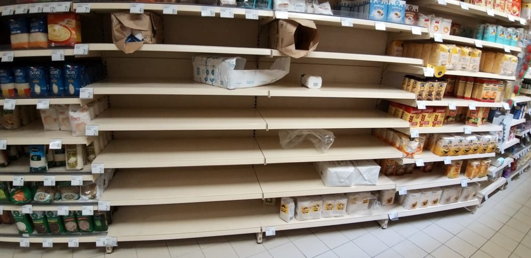 Târgu Jiu: Au început să dispară zahărul și uleiul din magazine