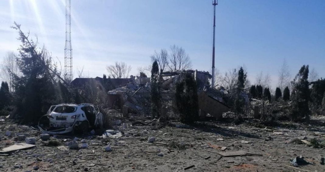 Ucraina, ziua 25: Mii de oameni din Mariupol ar fi deportați în Rusia