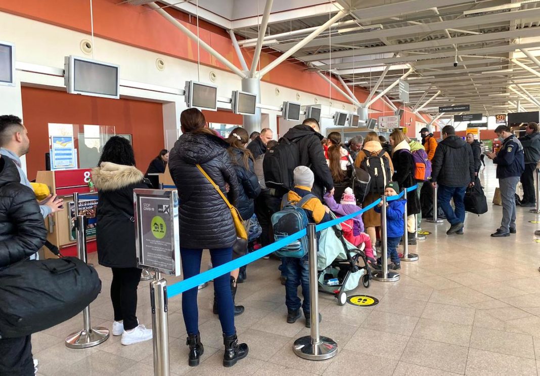 Zeci de ucraineni, blocați pe Aeroportul Sibiu din lipsa pașapoartelor biometrice (sursa foto: Turnul Sfatului)