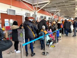Zeci de ucraineni, blocați pe Aeroportul Sibiu din lipsa pașapoartelor biometrice (sursa foto: Turnul Sfatului)