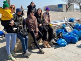 Un grup de refugiați ucraineni a strâns gunoaiele de pe o plajă din Mamaia