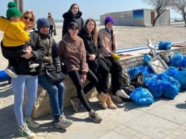 Un grup de refugiați ucraineni a strâns gunoaiele de pe o plajă din Mamaia