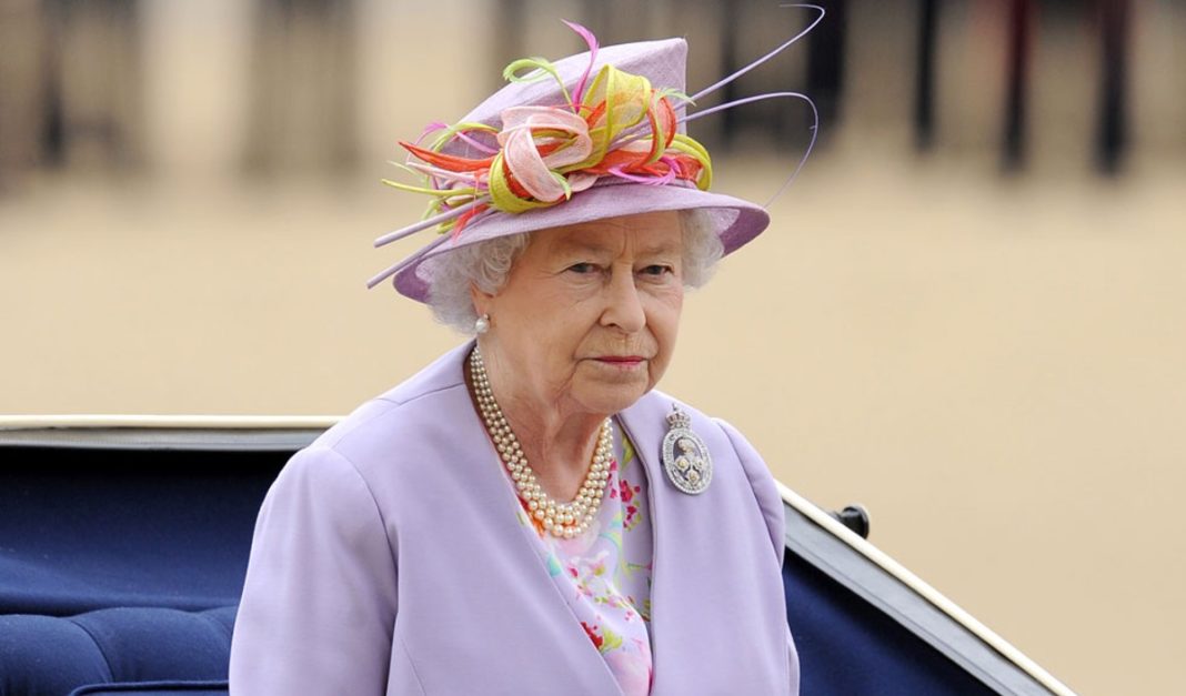 Regina Elisabeta se deplasează în scaun cu rotile și își anulează întâlnirile