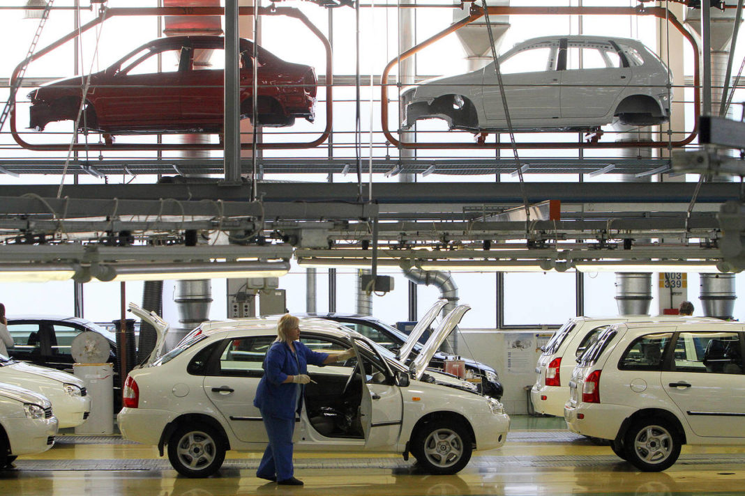Producătorul auto Renault reia producţia la uzinele din Rusia