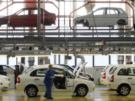 Producătorul auto Renault reia producţia la uzinele din Rusia