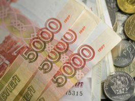 Rubla s-a depreciat şi mai mult joi, atingând un nivel record faţă de dolar şi euro