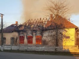Şcoală distrusă parţial de un incendiu provocat