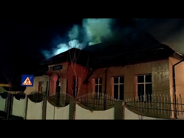 (VIDEO) Şcoală cuprinsă de flăcări într-o comună din judeţul Olt