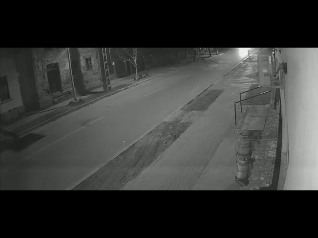 Dolj: Accident, produs de un băiat de 15 ani, surprins pe camerele de supraveghere. A făcut mașina zob