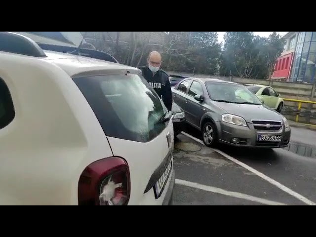 (Video) Tineri bănuiţi că ar fi tâlhărit un alt tânăr, reţinuţi de poliţişti