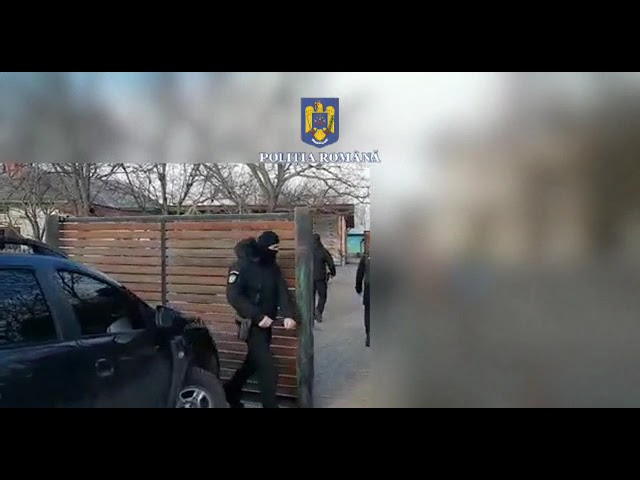 (VIDEO) Olt: Percheziții la persoane bănuite de delapidare