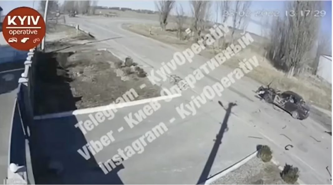 Într-un clip de 54 de secunde distribuit pe scară largă pe Twitter, o mașină intră în cadru înainte de a se opri în timp ce un tanc de la Kremlin trage de două ori asupra vehiculului