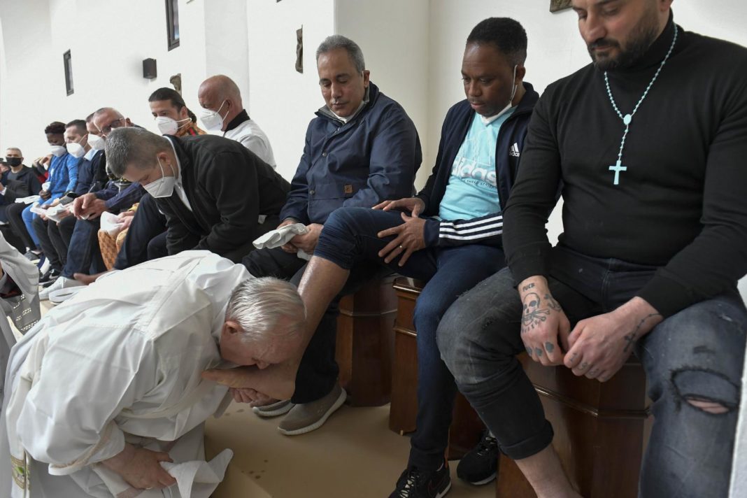 Înainte de Paştele catolic, papa Francisc a spălat picioarele unor deţinuţi într-un penitenciar de lângă Roma (CNS photo/Vatican Media)