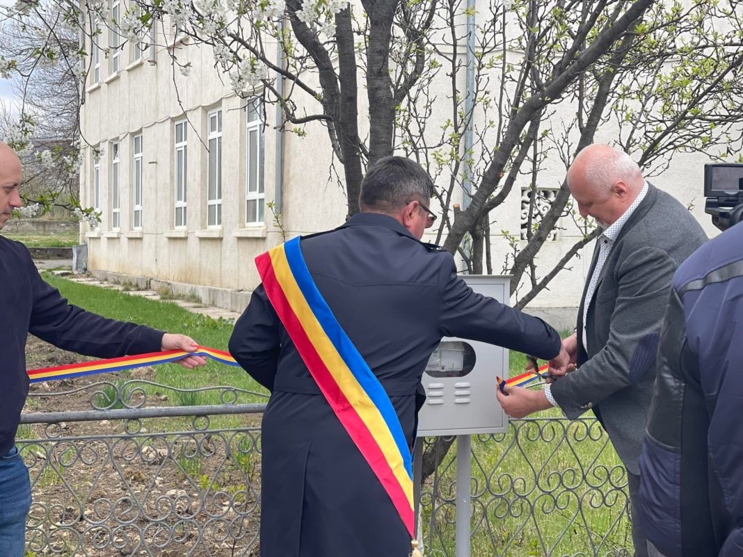 Preşedintele PNL Botoşani, Costel Şoptică și primarul din Frumușica, Constantin Bălășanu, inaugrurează contorul de gaze