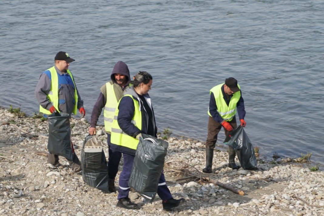 Aproximativ 13 tone de deșeuri aruncate la întâmplare pe maluri sau în ape din Dolj au fost strânse într-o săptămână