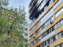 Focul se manifestă într-un apartament de la etajul 7 al unui bloc de zece etaje, cu degajări de fum.
