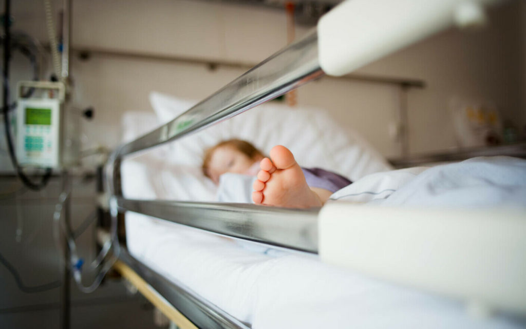 O fetiță de 4 ani este în comă după ce a căzut a doua oară în trei ani de la etajul 2