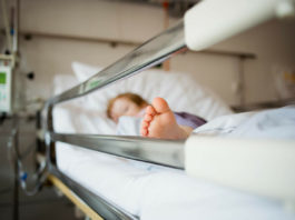 O fetiţă de un an şi jumătate a băut benzină dată de frăţiorul de şase ani