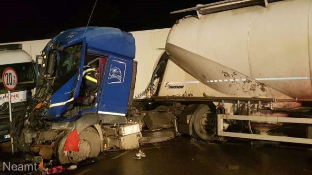 Doi şoferi de tir, răniţi într-un accident