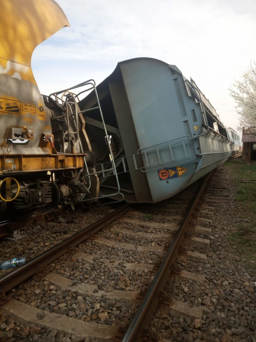 SRCF Cluj asigură transbordarea pasagerilor din trenurile 10604, tren privat, și R 6812 CFR Călători, care tranzitau halta Diosig