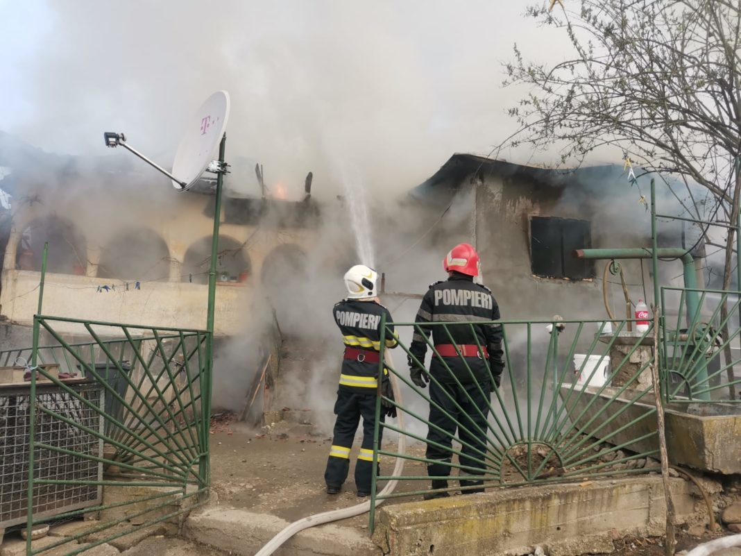 În urma incendiului au ars bunuri materiale din casa de locuit dar și acoperișul acesteia