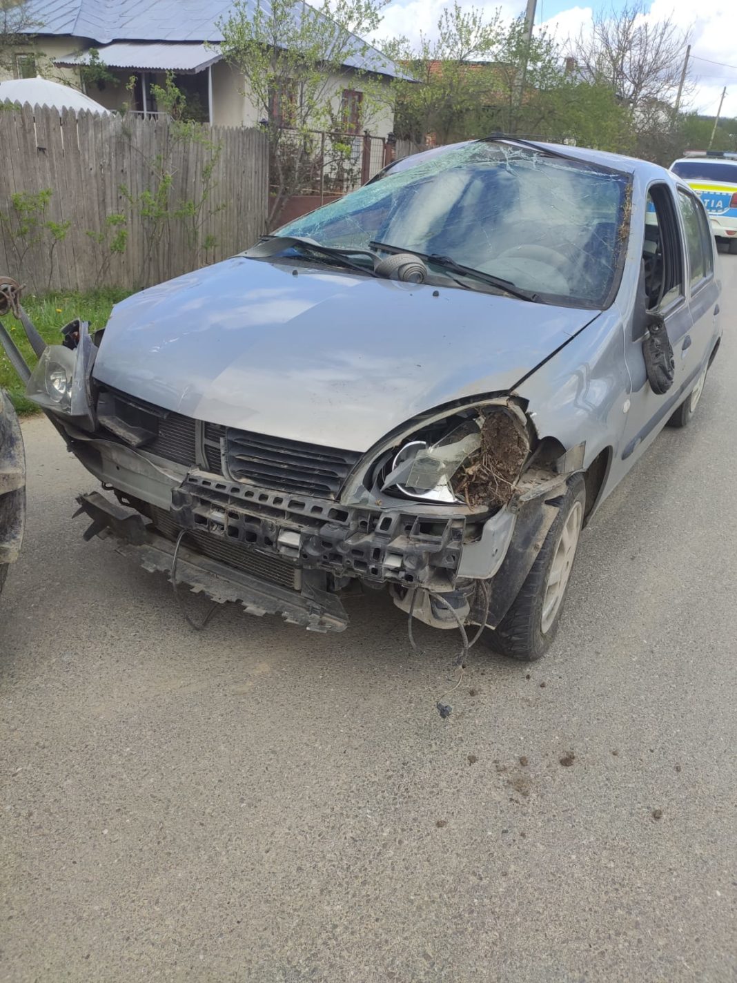 Mașina care s-a răsturnat