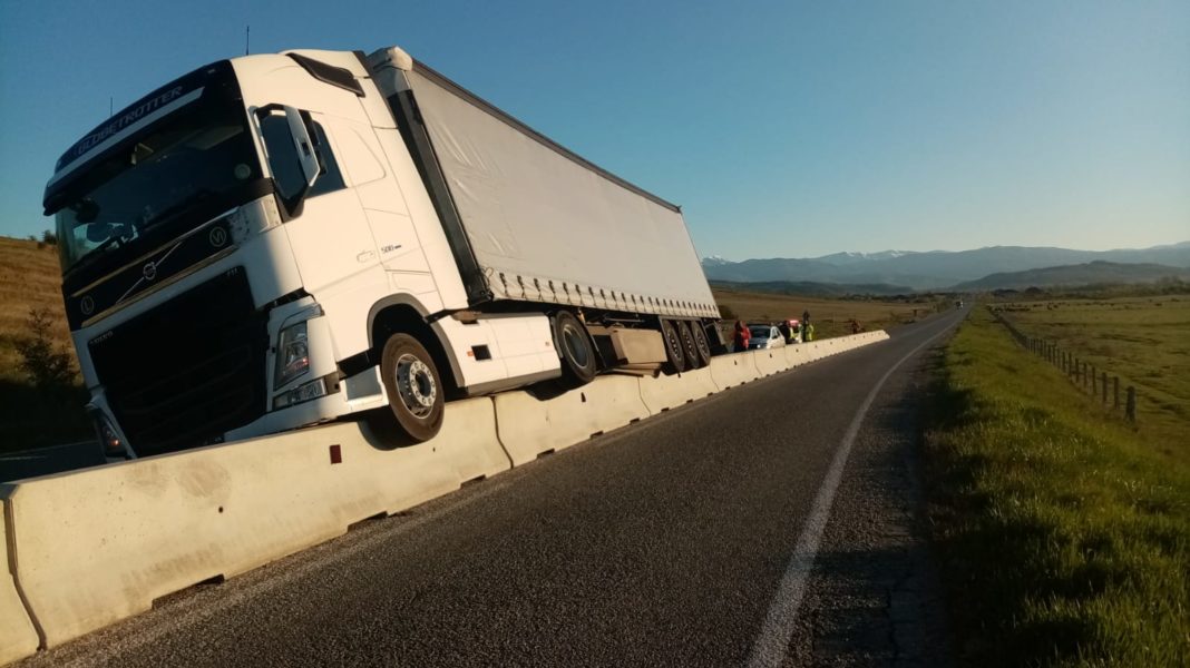 Un șofer s-a urcat cu tirul pe un parapete, la Câmpu Mare