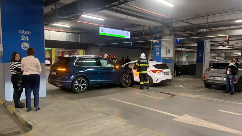 Accident cu cinci autoturisme într-o parcare subterană din București