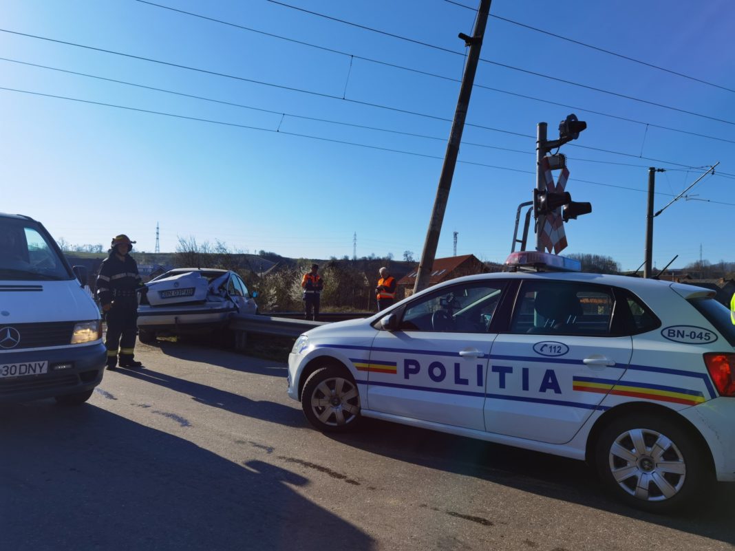 Şofer rănit după ce maşina lui a fost lovită de tren