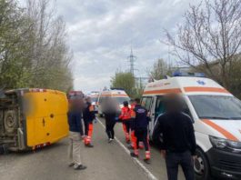 Cinci copiii și un adult, răniți după ce un microbuz s-a răsturnat