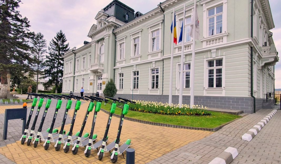 În municipiul Râmnicu Vâlcea este disponibil un sistem de închiriere în regim self-service a trotinetelor electrice