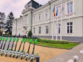 În municipiul Râmnicu Vâlcea este disponibil un sistem de închiriere în regim self-service a trotinetelor electrice