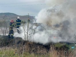 Un autoturism s-a făcut scrum după ce a luat foc în mers