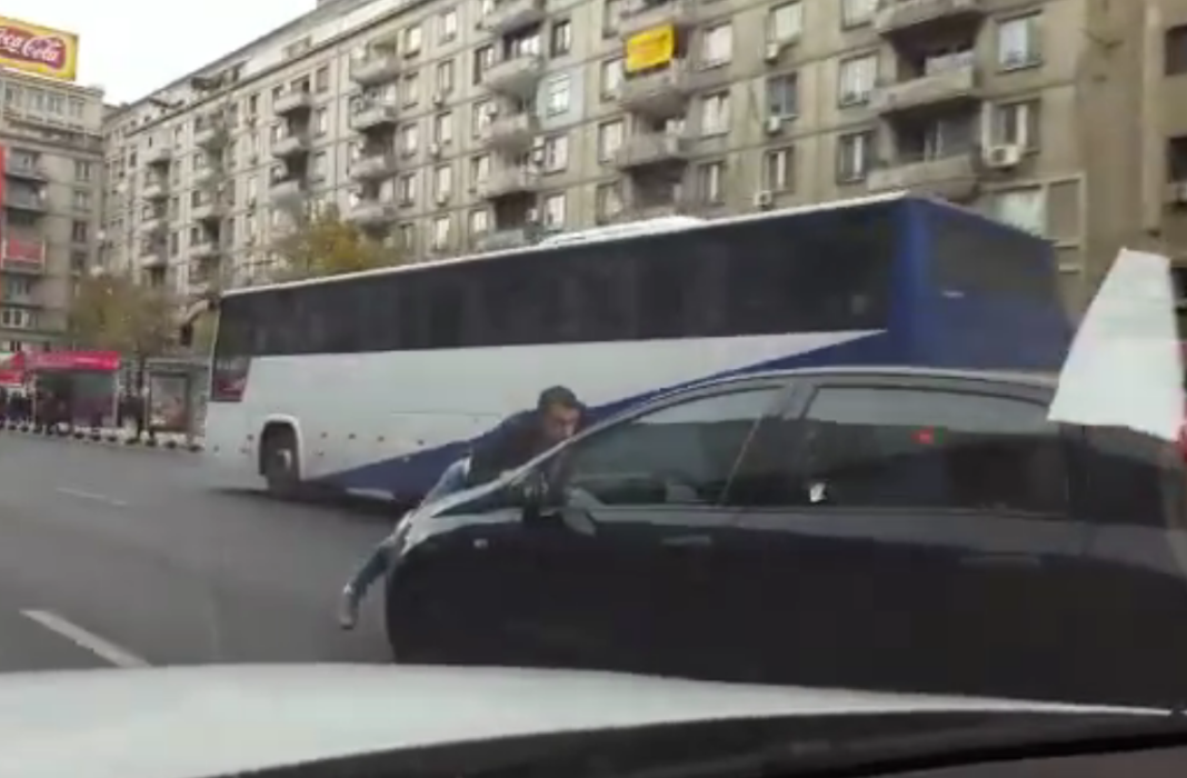 barbat pe capota Femeia care a condus 2 km cu un bărbat pe capotă, condamnată la închisoare