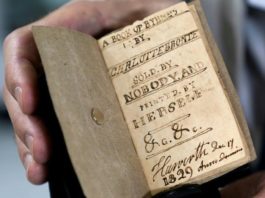 O carte-miniatură cu poeme de Charlotte Brontë, scoasă la vânzare