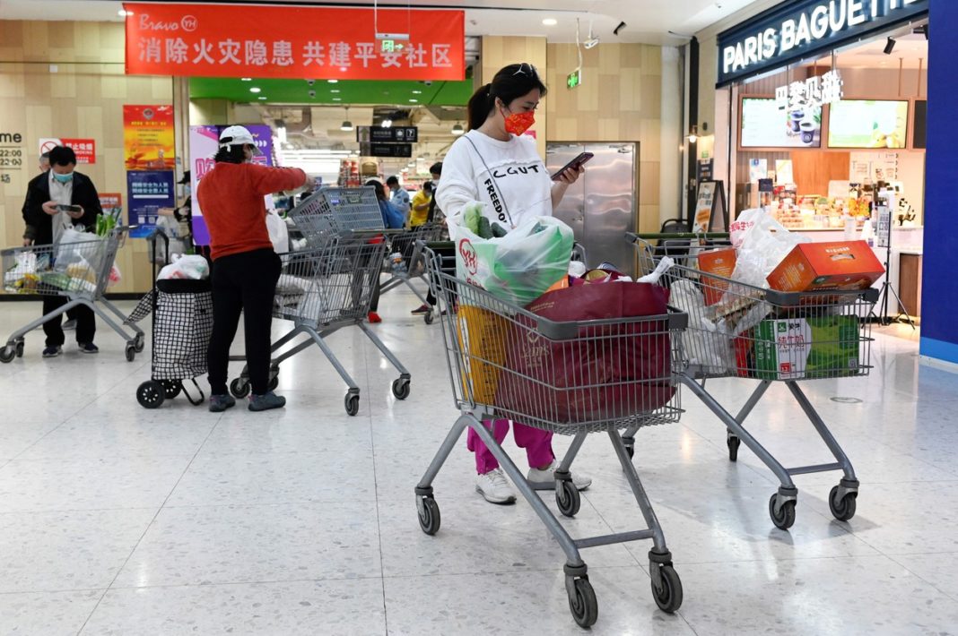 Locuitorii Beijingului golesc magazinele de teama unei noi carantine anti-COVID. Foto: Profimedia