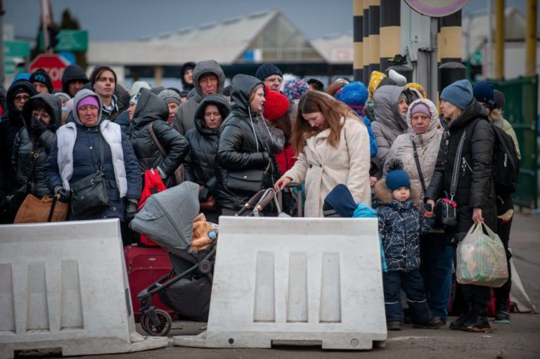 Peste 2.600 de ucraineni au fost evacuaţi duminică prin coridoarele umanitare