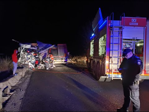 (VIDEO) Vâlcea: Doi morți și un rănit după coliziunea dintre două tiruri pe DN 7