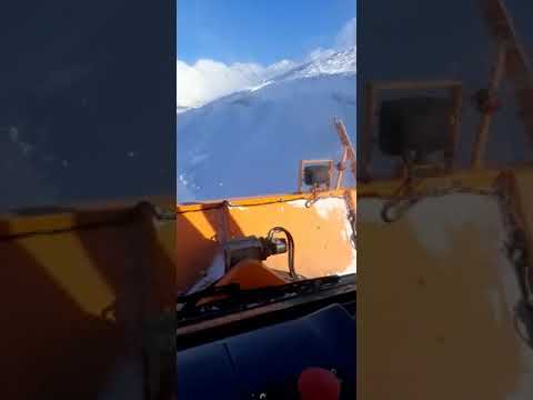 (VIDEO) Utilajele îndepărtează zăpadă viscolită de pe DN 67 C Novaci și Rânca