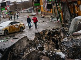 Opt persoane, ucise în bombardamentele ruseşti din sudul Ucrainei