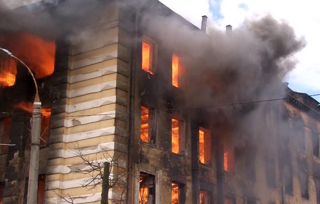 Incendiul a fost atât de puternic încât întregul acoperiș al clădirii s-a prăbușit