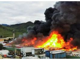 Incendiul izbucnit la o piață de haine vechi din Braşov, stins după şapte ore